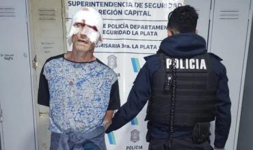 La Plata: vecinos lincharon y desnudaron a un ladrón que se había escapado de un penal