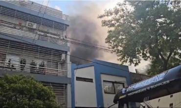 Incendio en un casa de Balvanera: evacuaron una escuela secundaria lindera