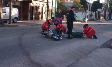 Una mujer de 60 años fue atropellada por una moto mientras cruzaba la calle  