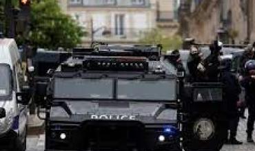 París: un hombre amenazó con detonarse en el Consulado de Irán