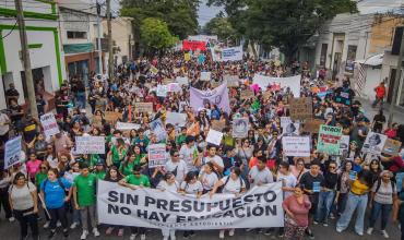 Multitudinaria marcha de estudiantes y docentes de la UNLaR