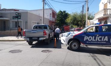 Una moto chocó contra una camioneta por calle Corrientes