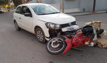 Se registró un choque entre un auto y una moto en calle Jaureche 