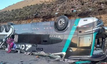Brutal vuelco de un colectivo en Perú: hay 13 muertos y más de 20 heridos