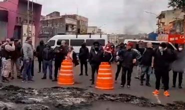 Máxima tensión en Misiones: piquete y quema de gomas frente al Comando Radioeléctrico en el tercer día de protestas