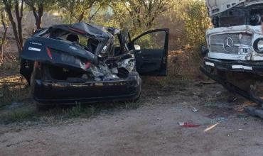 Milagro: Producto de un choque entre un auto y un camión, una mujer perdió la vida