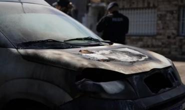 Más incendios de autos en Rosario: quemaron cuatro en la misma vereda de una comisaria