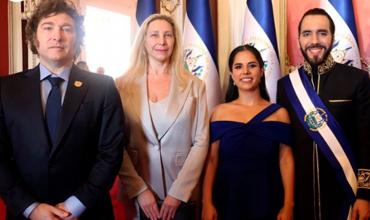 Javier Milei en la asunción de Nayik Bukele: Gesto y sonrisa con el Rey de España durante la jura presidencial en El Salvador