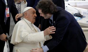 Milei en Italia: risas con Meloni, el abrazo con el Papa y las charlas informales en la recepción del G7