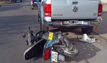 La Rioja: Motociclista chocó una camioneta Amarok que estaba estacionada