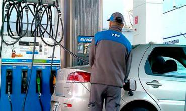 El gobierno provincial promulgó la ley que prohíbe la venta de combustible a autos y motos sin patentes