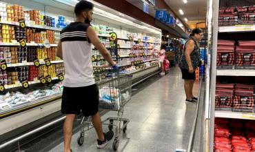 La caída del consumo en supermercados y autoservicios se profundizó al 12,5% interanual en junio