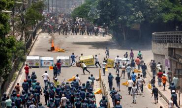 Bangladesh: incendiaron el canal de TV estatal y ya son 32 los muertos en las protestas antigurbernamentales