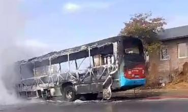 Se incendió un colectivo de Rioja Bus en el barrio Jardín Norte