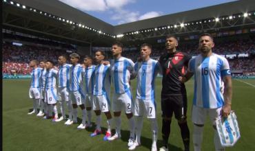 El himno argentino fue silbado por todo el estadio en el debut en los Juegos Olímpicos