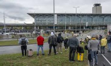 El aeropuerto Basilea-Mulhouse-Friburgo reanudó operaciones tras la evacuación por "seguridad"
