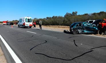 La Rioja: Automóvil intentó sobrepasar un camión y provocó un choque