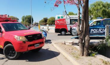 Una mujer debió ser trasladada al hospital tras chocar en su motocicleta