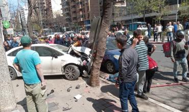 Un auto descontrolado chocó todo a su paso en el centro de Córdoba: 15 heridos