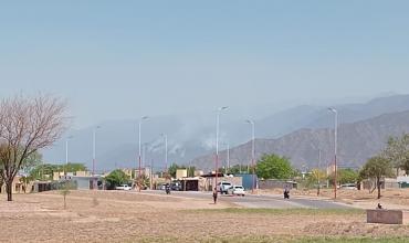 Se reactiva el incendio en el Cordón del Velasco y refuerzan las tareas de contención