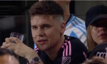 Bizarrap fue sorprendido sin lentes ni gorra en un partido de Lionel Messi: su reacción al ser descubierto