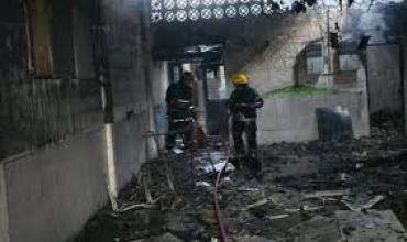 Saquearon e incendiaron un jardín de infantes en Longchamps: el edificio quedó destruido