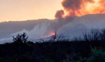 El incendio forestal en el Cordón del Velasco permanece activo