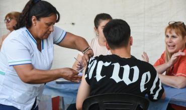 El Ministerio de Salud vacunó a más de 500 jóvenes contra el dengue en los parques de la Ciudad y de las Juventudes