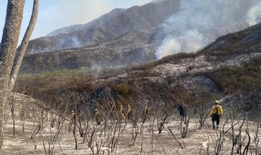 Incendio en el cordón del Velasco: se intensifican las tareas para contenerlo