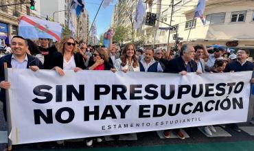 El gobernador riojano junto a funcionarios marchan bajo el lema: “Sin presupuesto no hay educación”