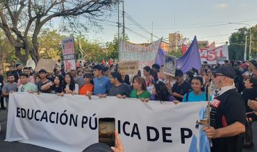  Masiva marcha de estudiantes universitarios en la capital riojana