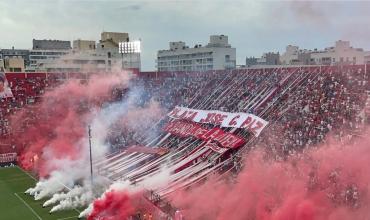 La barra brava de Huracán tomó un club con armas de fuego y se robó la recaudación