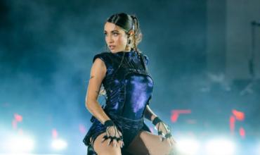 María Becerra anunció sus próximos shows motorizada y con un look de alto impacto: las fotos