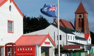 Un columnista de The Guardian dijo que la Corona británica debería desprenderse de las Islas Malvinas