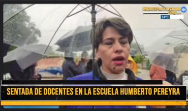 Bajo la lluvia docentes realizan “sentada sorpresa” en la Escuela Humberto Pereyra