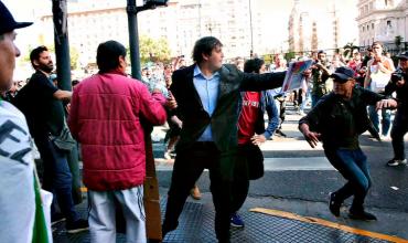 Un tuitero libertario insultó por redes, fue a filmar a las afueras del Congreso y terminó agredido