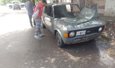 Apareció un auto incendiado en el barrio Angelelli y acusan a la ex pareja del dueño