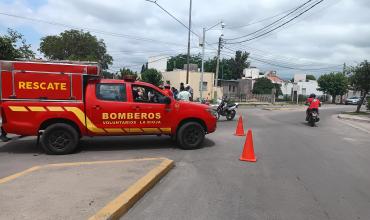 Choque entre una moto y un auto por calle Ascasubi y Puerto Argentino