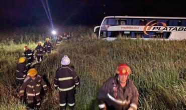 Accidente fatal en la ruta 2: al menos un muerto y 14 heridos tras el despiste de un micro que iba a Mar del Plata