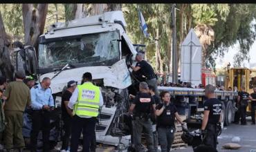 Atentado en Tel Aviv: camión embistió a decenas de personas en una parada de autobuses