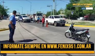 Av. Primero de Marzo: Cruzó en rojo, chocó y se dió a la fuga