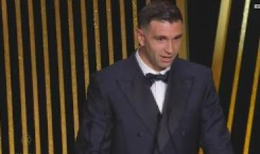 Dibu Martínez ganó por segunda vez el premio Lev Yashin al mejor arquero del mundo en la gala del Balón de Oro