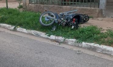 Grave siniestro en Chamical: Motociclista chocó un poste y por las heridas debió ser trasladado de urgencia a la Capital