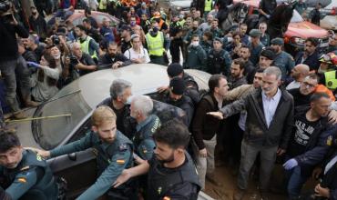 Tensión en Valencia: Habitantes atacaron con barro a los reyes y al presidente Sánchez tras la DANA