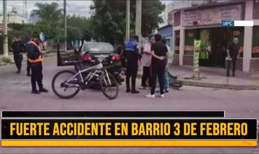 Fuerte choque entre 2 autos y 1 moto en el barrio 3 de Febrero