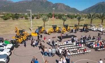 Con una inversión de 3,5 millones de dólares: el gobernador Quintela entregó 40 máquinas a municipios de toda la provincia 