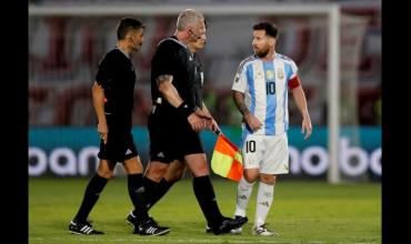 Lionel Messi, enojado con el arbitraje del brasileño Anderson Daronco