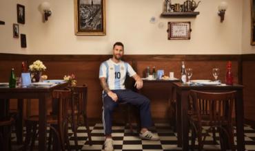 Con un divertido video, la Selección argentina presentó la nueva camiseta retro que usará ante Perú