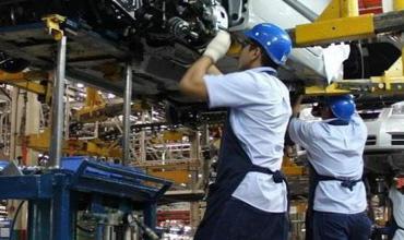 El auge de la producción automotriz: dos fabricantes trabajarán este feriado para cubrir la demanda