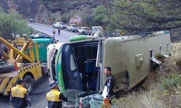 Al menos 7 muertos y 22 heridos deja volcadura de autobús en centro de Ecuador